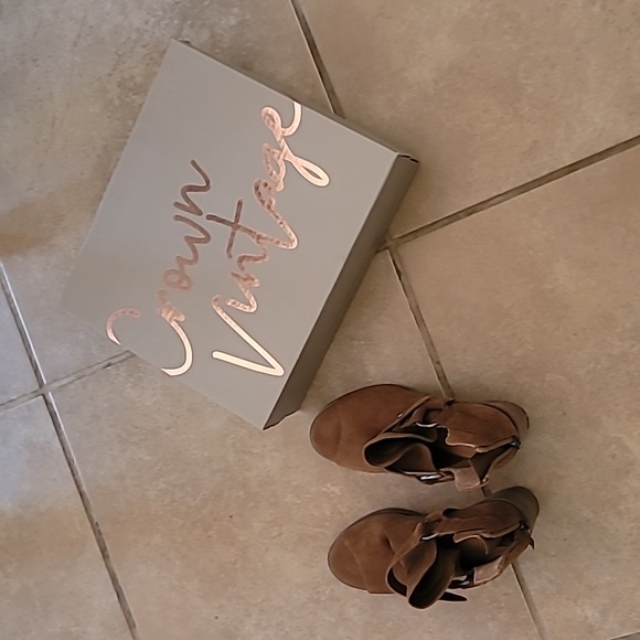 Shoes - Picture 1 of 4